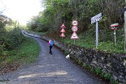 25 Su strada cementata in decisa salita